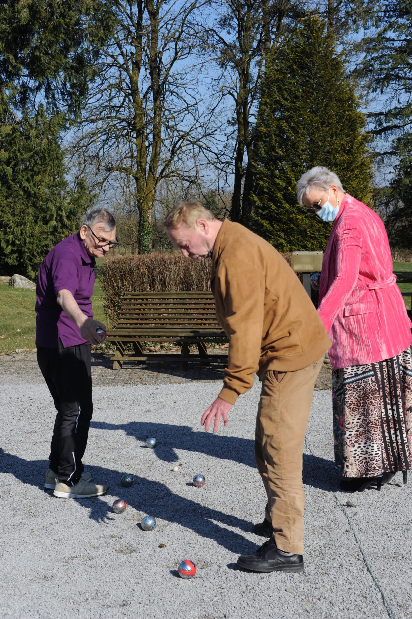 Partie de pétanque aux Rià¨zes