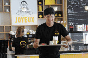 Un employé du Café Joyeux