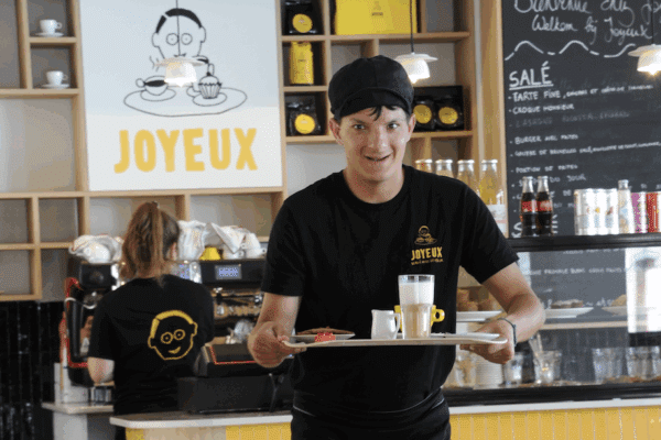 Un employé du Café Joyeux