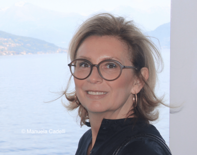 Photo de Manuela Cadelli devant la mer