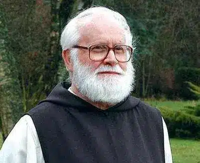 Le chroniqueur Armand Veilleux, à l'extérieur devant des arbres