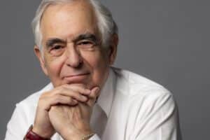 Photographie portrait de Metin Arditi devant un fond gris