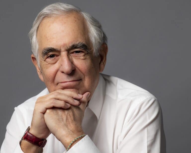 Photographie portrait de Metin Arditi devant un fond gris