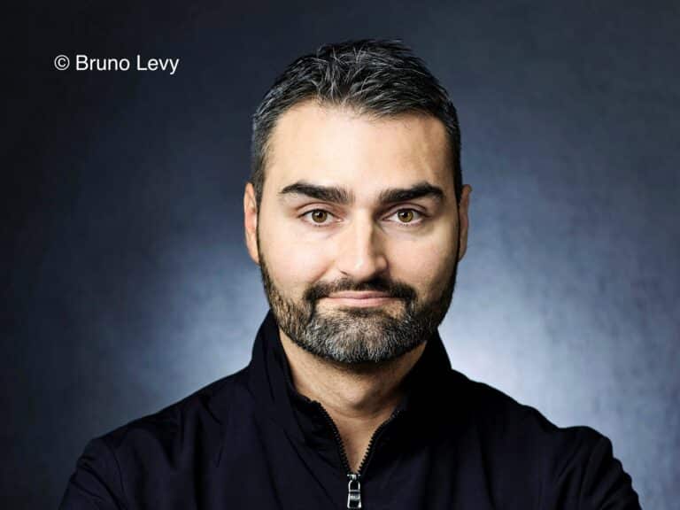 Photographie portrait de Ludovic Mélon devant un fond de couleur foncée