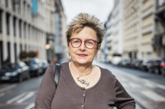 Madame Béatrice Delvaux debout au milieu de la rue sur les rails du tram à Bruxelles