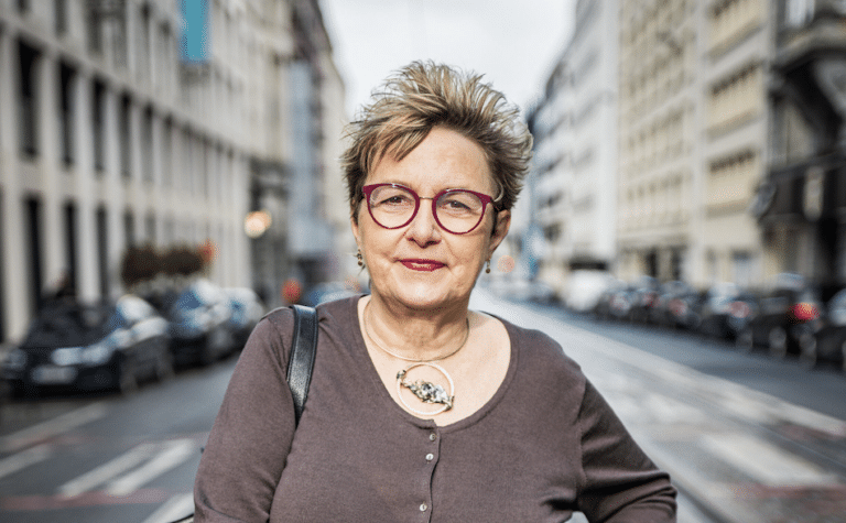 Madame Béatrice Delvaux debout au milieu de la rue sur les rails du tram à Bruxelles