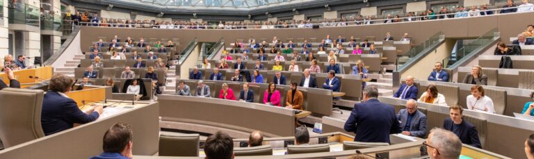 Différents politiciens siégeant dans une assemblée