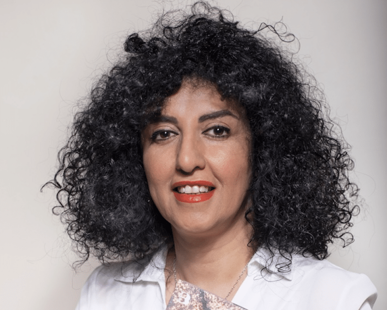 Photo portrait de Narges Mohammadi devant un fond blanc