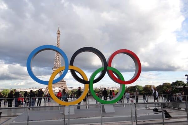 Les ronds de couleur des jeux olympiques avec la Tour Eiffel derrière