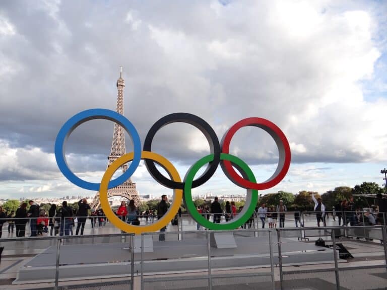 Les ronds de couleur des jeux olympiques avec la Tour Eiffel derrière