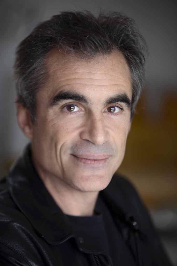 Portrait serré de Raphael Enthover regardant la caméra et souriant