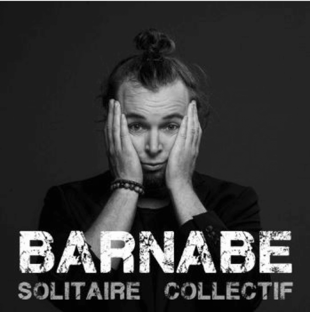 Couverture du CD "Solitaire collectif" de Barnabé en noir et blanc avec une photo de lui qui se tient le visage avec ses mains