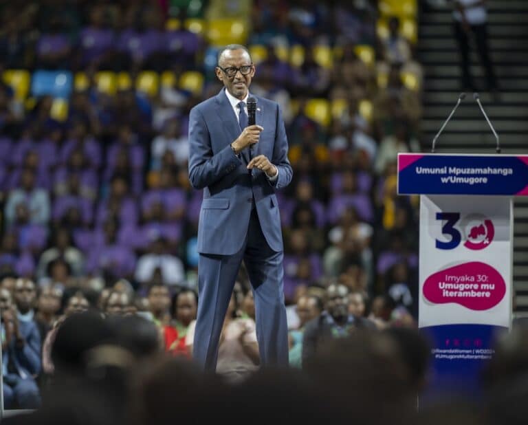 Paul Kagame debout sur une scène pour les élections devant une foule de personnes