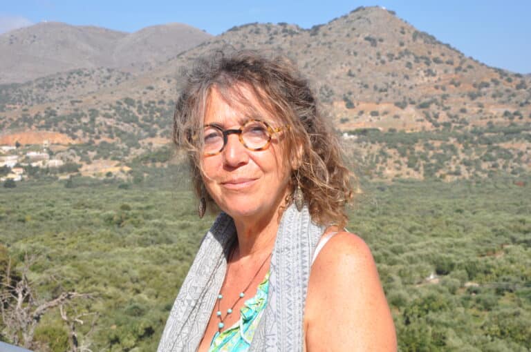 Jeanne Benameur en vacances devant des collines et de la végétation