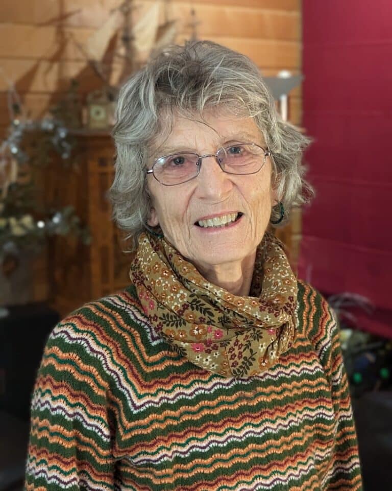 Thérèse Snoy portrait des lunettes et souriant à la caméra