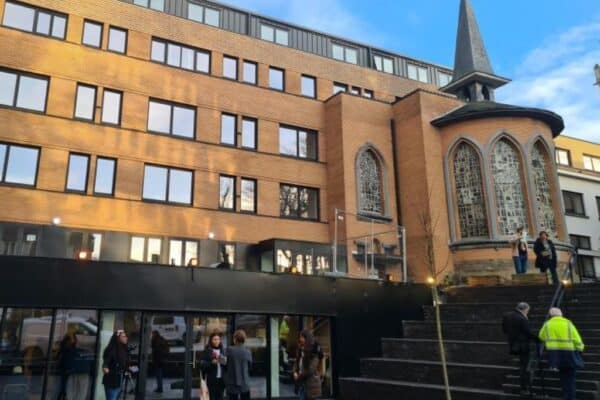 Façade avant de la clinique Sainte-Anne, avec des personnes devant