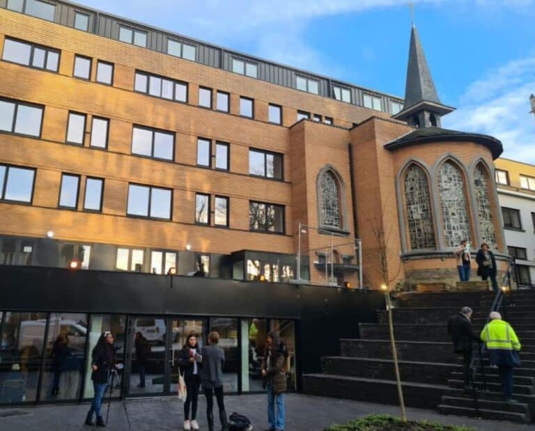 Façade avant de la clinique Sainte-Anne, avec des personnes devant