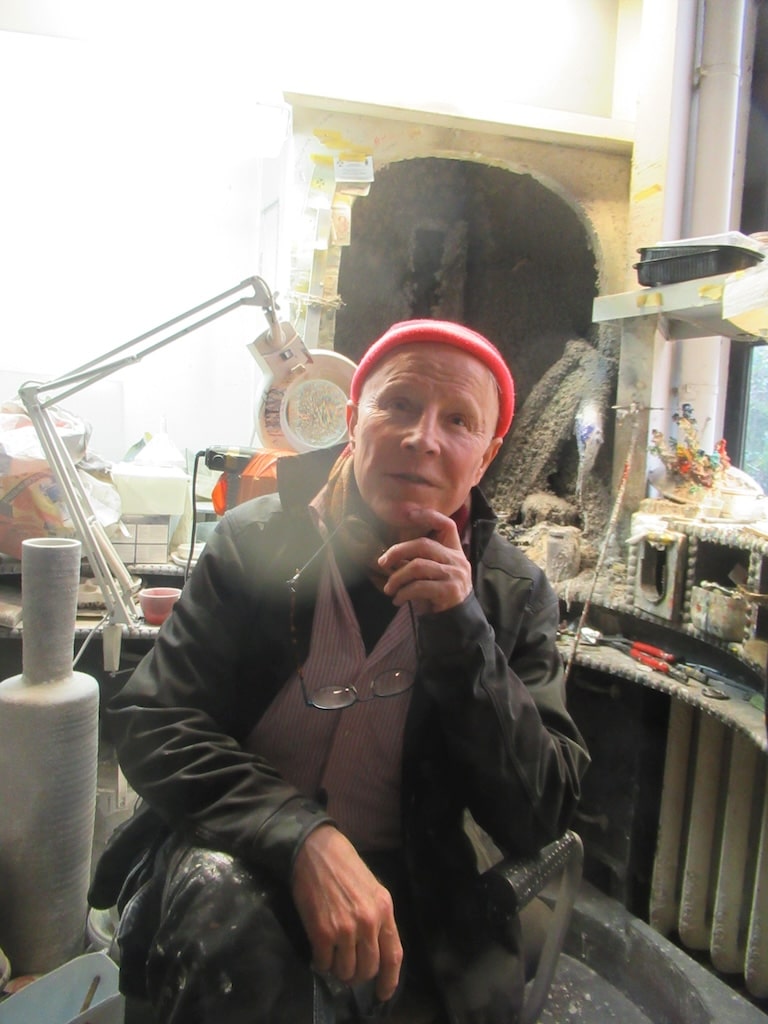 Robert Mordant dans son atelier, un bonnet rouge sur la tête