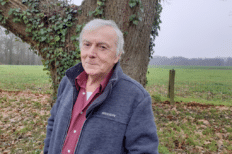 Jean-Claude Defossé dehors devant un arbre