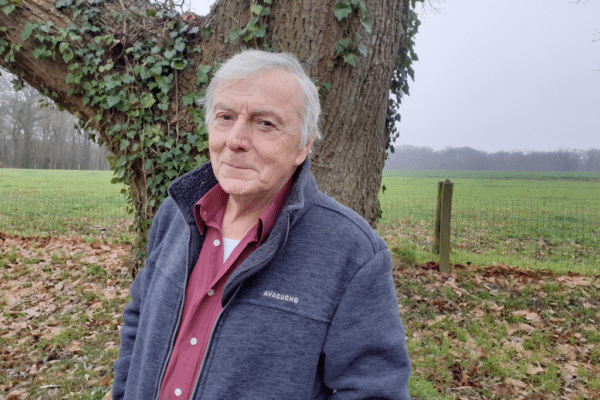 Jean-Claude Defossé dehors devant un arbre