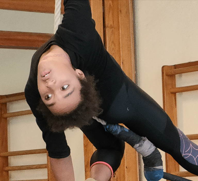 Une jeune fille faisait une acrobatie dans une salle de gym