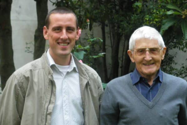 Monsieur Gallez à côté du Père Moingt, tous deux souriants à la caméra