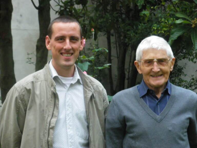 Monsieur Gallez à côté du Père Moingt, tous deux souriants à la caméra