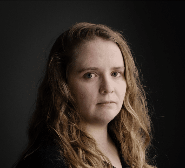 Portrait de Clara Marchand devant un fond noir