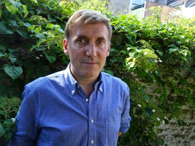 Gaël Giraud à l'extérieur, devant un buisson