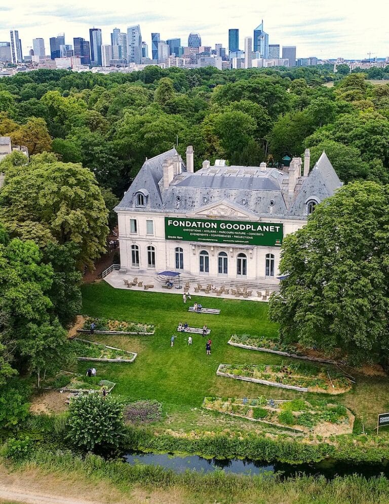 Château de Yann Arthus Bertrand entouré de pleins d'arbres verts