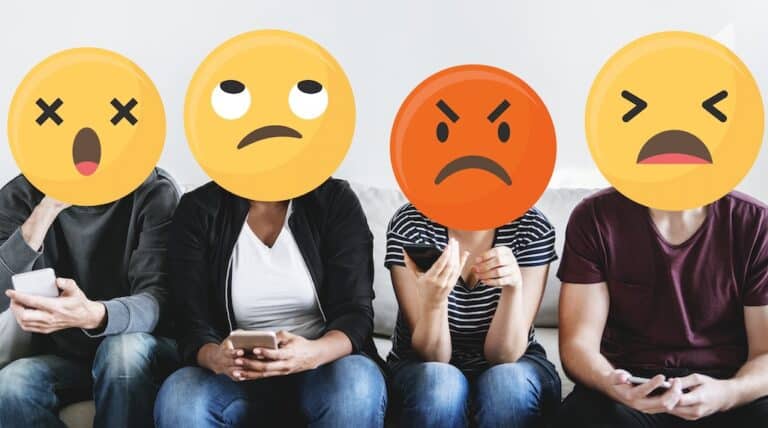 Plusieurs personnes assises les unes à côté des autres, chacune avec un emoji différent sur la tête.