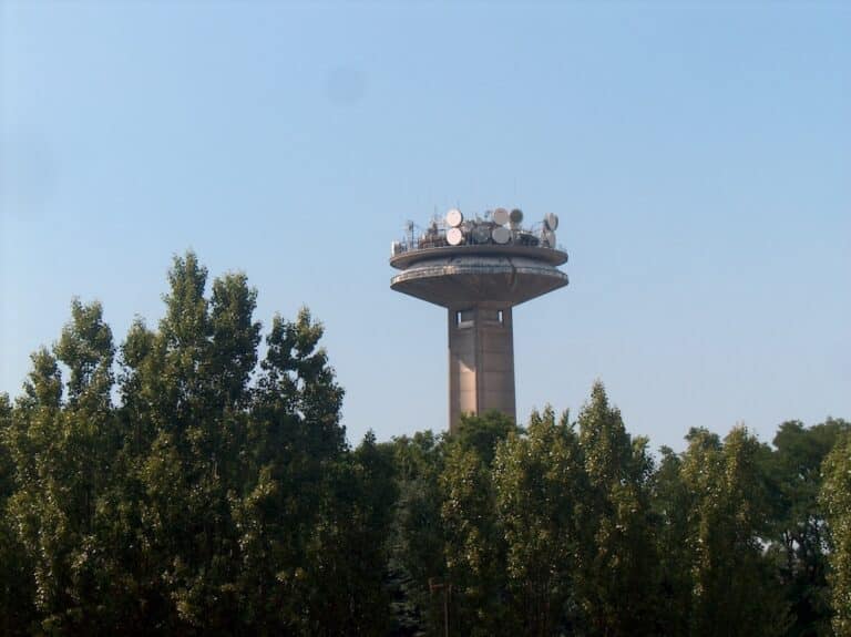 La tour de la RTBF entourée d'arbres