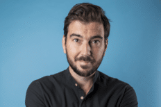 Maxime Blondeau devant un fond bleu