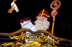 Saint Nicolas qui tient un sceptre dans une main et une clé en or dans l'autre