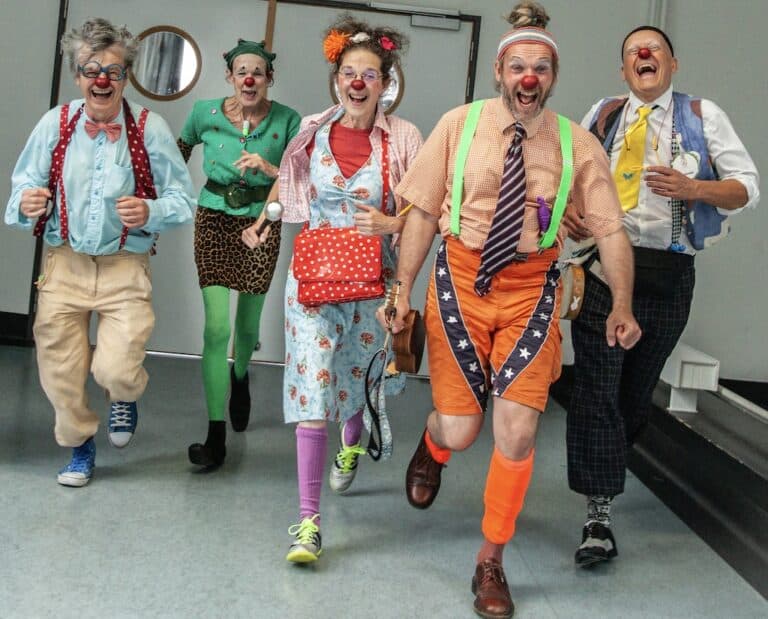 Cinq médecins déguisés en clown qui sont en train de marcher