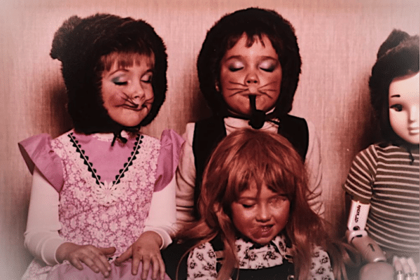 Image de trois petites filles avec des moustaches dessinées sur le visage