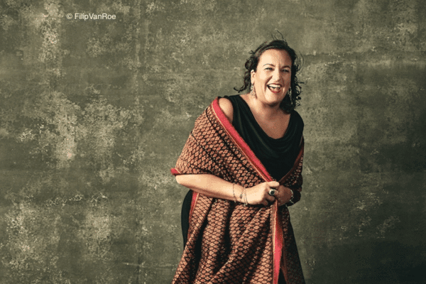 Soumaya Hallak souriant dans une robe traditionnelle