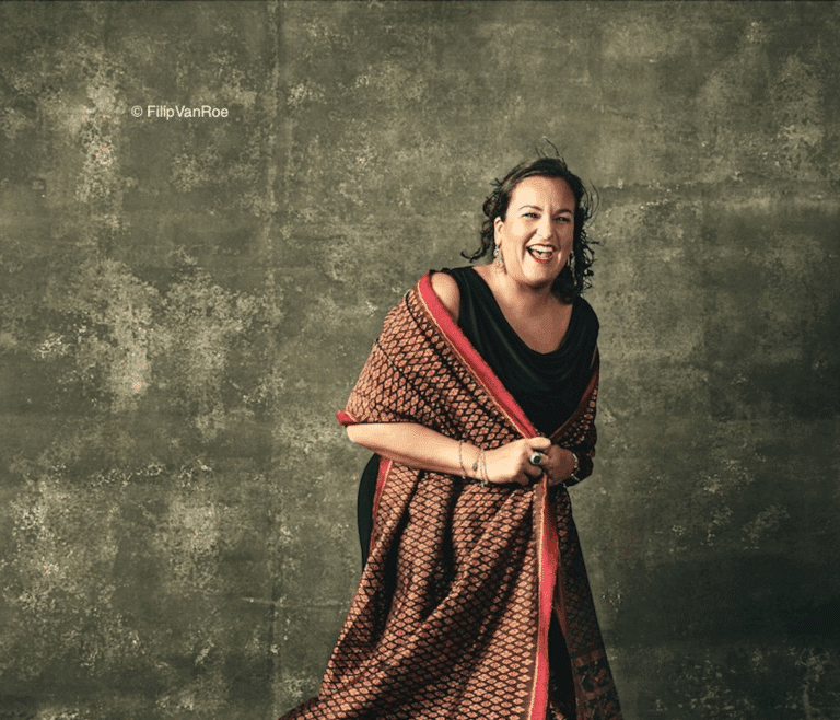 Soumaya Hallak souriant dans une robe traditionnelle