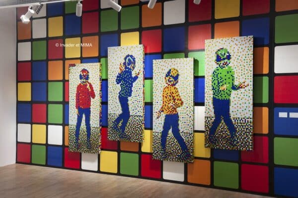 Un mur avec des carreaux de couleurs
