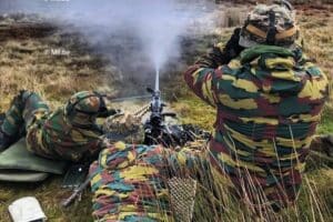 Plusieurs militaires couchés avec des armes