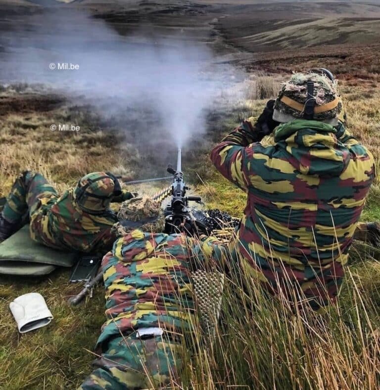 Plusieurs militaires couchés avec des armes