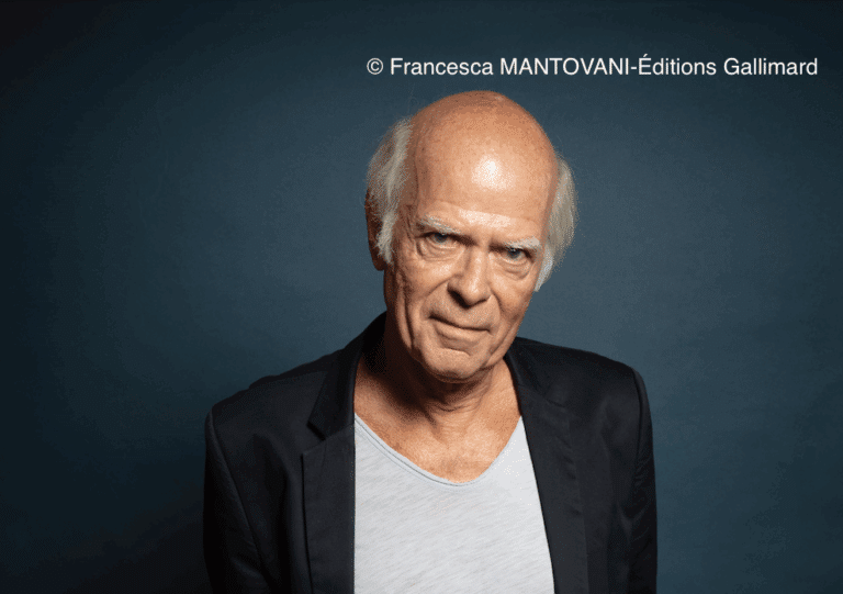 Portrait de Pascal Quignard devant un fond uni de couleur foncé