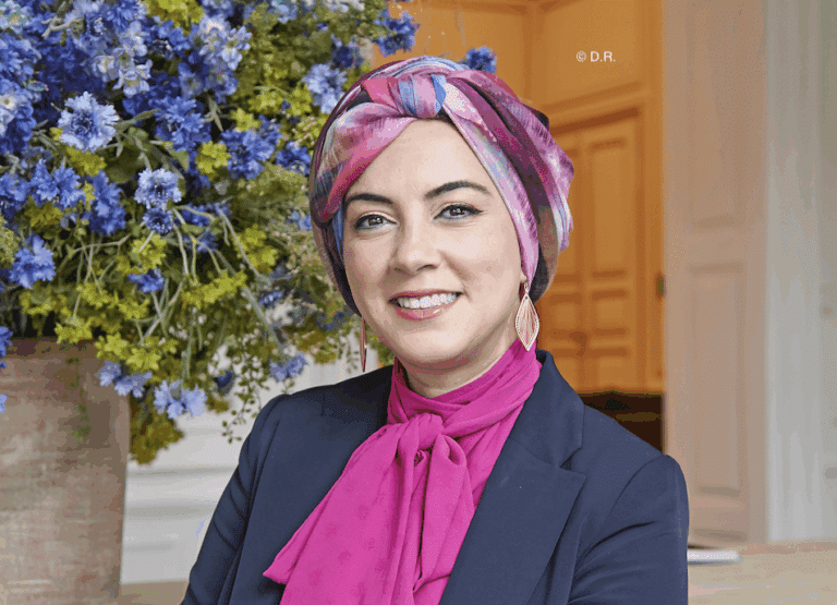 Portrait de Fatima Zibouh souriant