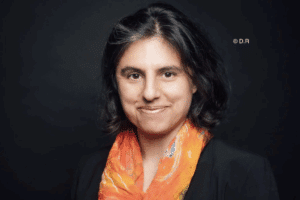 Portrait sur un fond noir de la correspondante à l'Appel Floriane Chinsky
