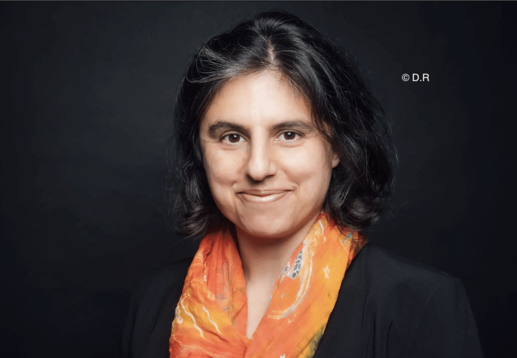 Portrait sur un fond noir de la correspondante à l'Appel Floriane Chinsky