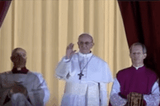 Le pape François faisant signe sur le balcon