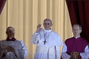 Le pape François faisant signe sur le balcon