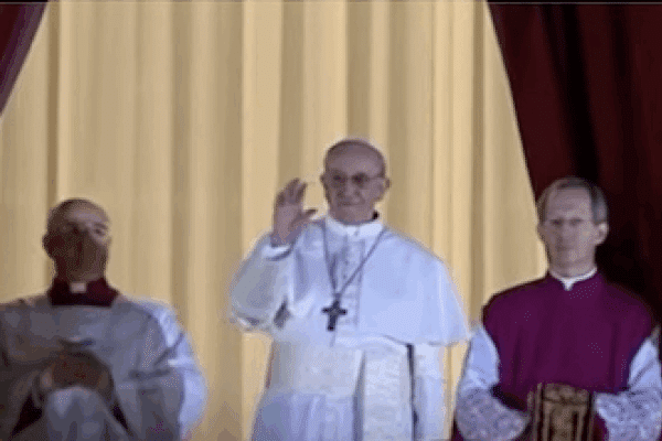 Le pape François faisant signe sur le balcon