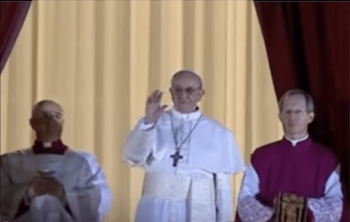 Le pape François faisant signe sur le balcon