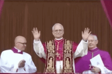 Le nouveau pape Leon XIV qui fait signe au balcon